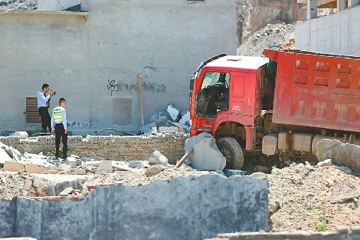 莲花山殡仪馆新址工地上，一辆渣土车将施工的墙体撞倒，一名工人被砸身亡。记者李鹏飞
