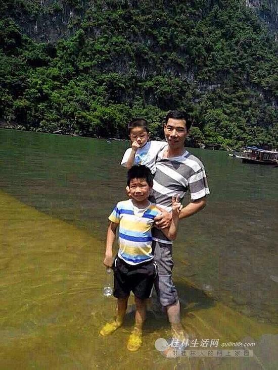 粟俊杰(前一)生前与父亲弟弟合影。 (资料图片)