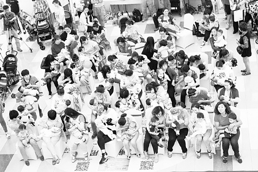 □新华社发 　　5月17日,济南一商场内,50位妈妈参加母乳喂养“快闪”活动。