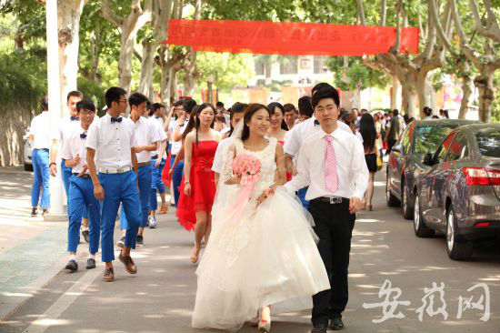 婚礼队伍走在校园里,新娘雅琦露出幸福的微笑。