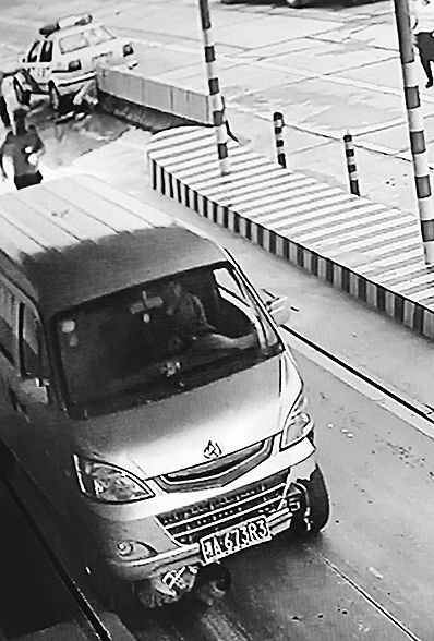 粟鐵被面包車(chē)撞倒后推行78米(圖中畫(huà)圈處)監(jiān)控截圖