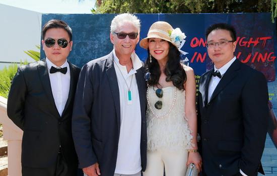 右一为出品人王明生；左一为出品人张珈铭