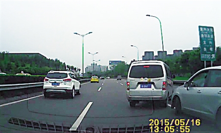 面包车驾驶员将小轿车逼停在高速路中间
