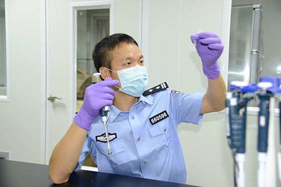 生命的执着——记广西优秀法医刘溯玉。图为刘溯玉在DNA实验室的工作照。
