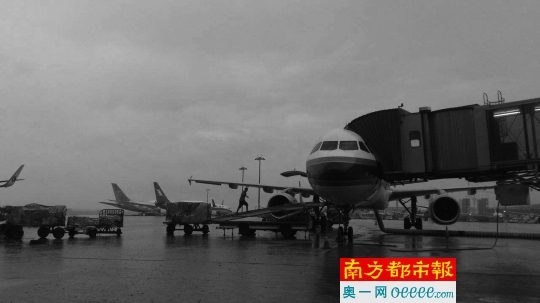 乌云笼罩广州机场上空。 航空物流从业者@桃门清角供图