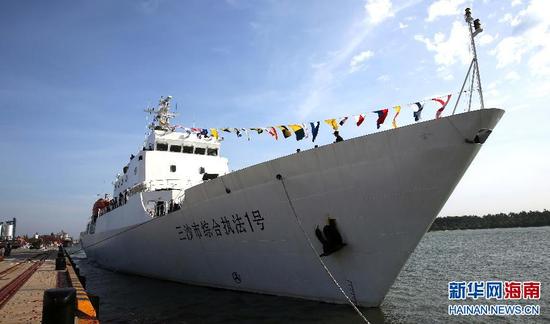 停靠在海南文昌清澜港的三沙市综合执法1号船(5月20日摄)。当日,海南省三沙市综合执法1号船正式交付使用。该船长97.5米,宽14米,排水量2600吨,设计航速22节,是目前三沙市吨位最大、性能最先进的执法船。三沙市综合执法1号船近期将在三沙海域开展巡航。新华社发(吴亚铁摄)