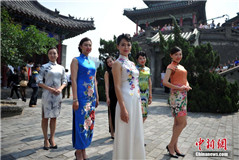 中國多地女性同秀旗袍 挑戰世界吉尼斯紀錄