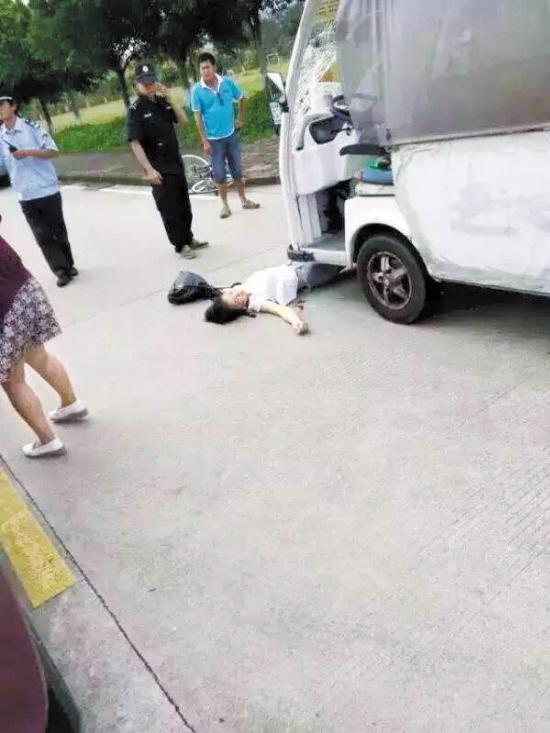 事发现场女生倒地
