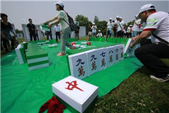 武漢市民開打巨型麻將 打牌過程如同搬磚