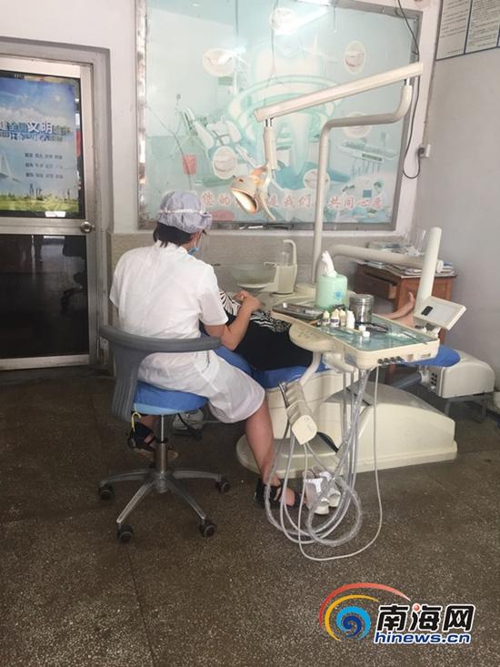 海口一家牙科诊所内，一名患者在就诊。