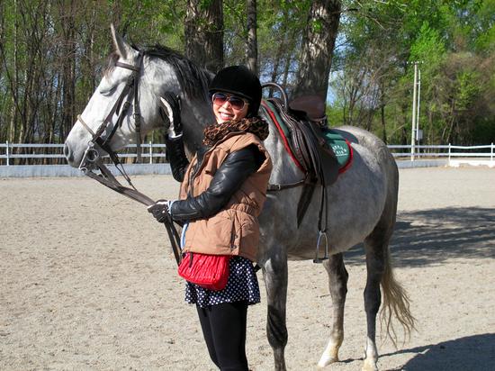 倡导自由平等生存空间的张静初与马匹