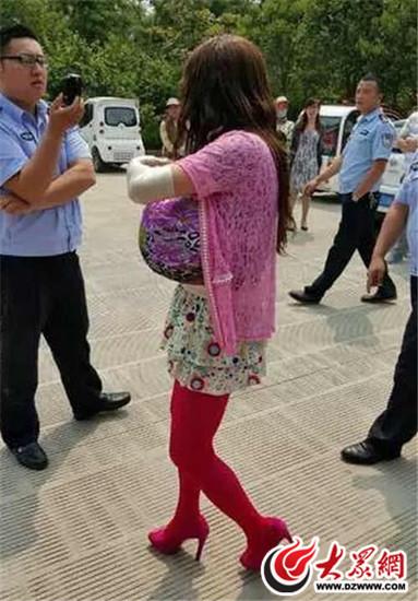 滕州一男子伪装成巨胸女在女厕所偷窥被群众举报，派出所民警进行调查现场