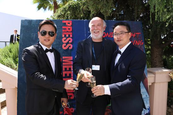 中为黑客帝国制片人Andrew Mason