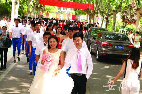 大学生带100对伴娘伴郎办校园婚礼被驱逐