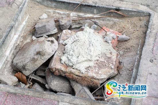 三亚胜利路与光明街红绿灯路口一个已经完全损坏的井盖,竹签裸露。(三亚新闻网记者 邓松 摄)