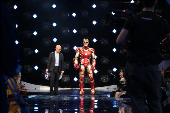 《非诚》钢铁侠炫酷亮相 女嘉宾爆灯示爱|钢铁