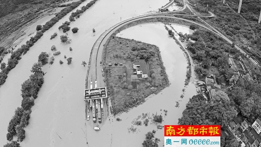昨日，清连高速杜步收费站，出口处被洪水淹没。清远日报记者 吴明 摄