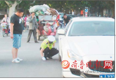 19日下午，在交警勘查事故現場時，涉事三輪車主緊張地遠離瑪莎拉蒂站著。本報通訊員 張力斌 攝