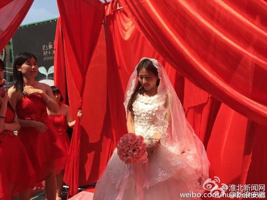 大学生带100对伴娘伴郎办校园婚礼被驱逐