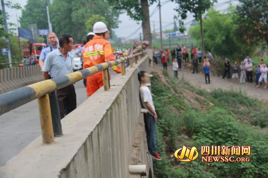 成都一桥上现男尸 脖子缠食品袋悬挂桥边(图)