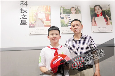 朱昌言(右)来到人和街小学见到了肖博文(左)和他设计的头盔。