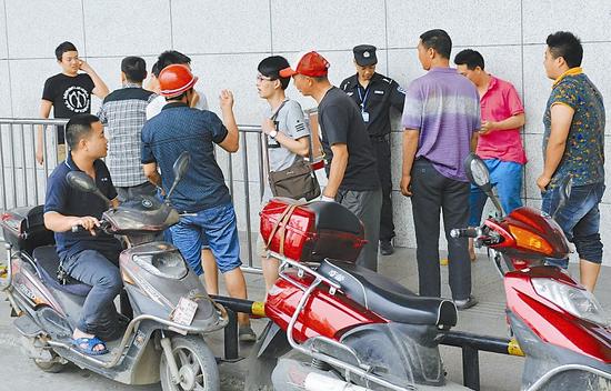 犀浦地铁站外“摩的”拉客 交通混乱