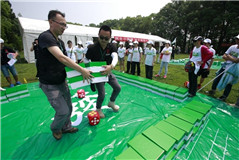 武汉市民开打巨型麻将 打牌过程如同搬砖