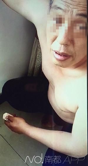 帖中所附图片显示,一名光着上身的男子作下跪状,左手拿着钱。