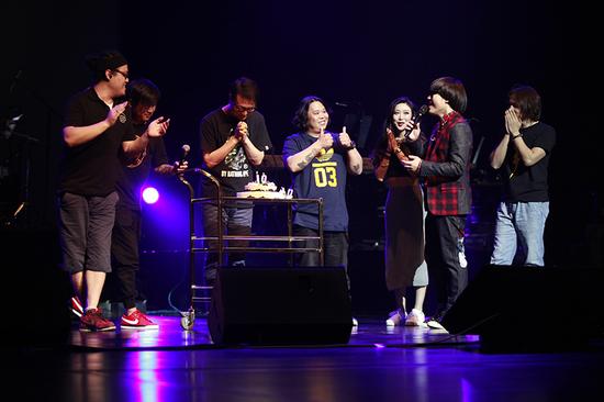 李琦为乐手惊喜庆生送“香吻”