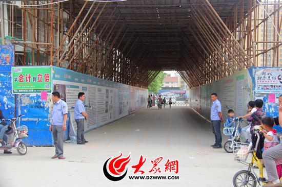 放學(xué)時(shí),事發(fā)地巨野南關(guān)小學(xué)門(mén)口有多名保安值守
