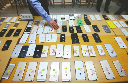 警方將繳獲的部分手機“落實”身份后等待失主認領。
