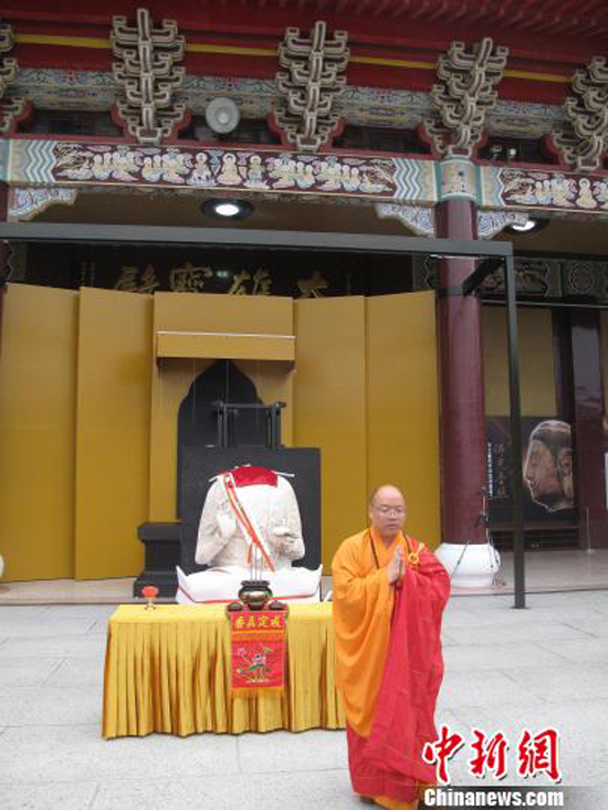 来自河北幽居寺的北齐时期释迦牟尼像佛身21日下午在佛光山大雄宝殿前开箱，佛光山住持心保和尚带领佛光山僧众举行了庄严的迎请仪式。（图片来源：中国新闻网）