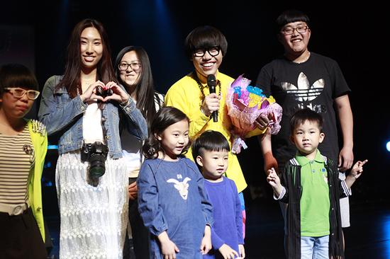 李琦与现场歌迷互动