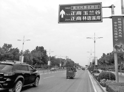 在馬路上設(shè)立指路牌，本意是為了給行人指明道路，提供方便，可鄭州街頭有一些指路牌，卻讓人越走越糊涂了：明明在朝目的地走，指路牌上顯示的距離卻越來(lái)越遠(yuǎn)。對(duì)此，交警部門分別給出回應(yīng)。