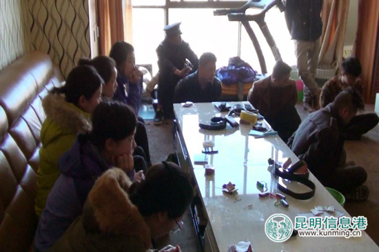 民警查获卖淫“培训中心”时画面。记者合宇聪/摄(图片来自昆明信息港)