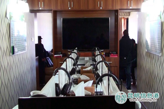民警查获该窝点的“多媒体电教中心”，卖淫女就是在此上课。记者合宇聪/摄(图片来自昆明信息港)