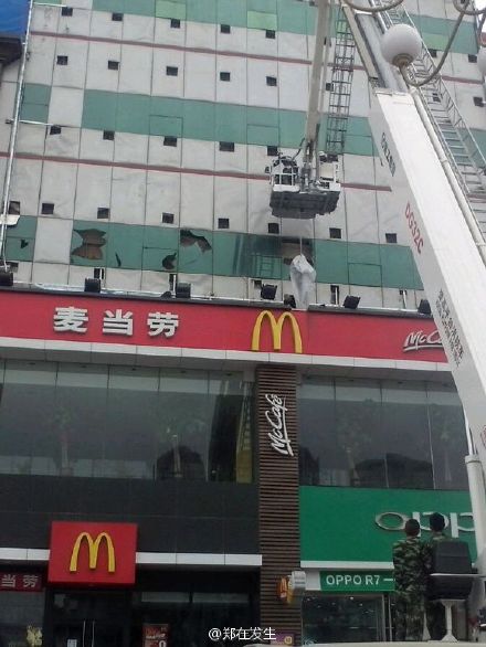 鄭州二七廣場友誼大廈墻縫現女尸 身體僵硬已發臭 圖來自微博