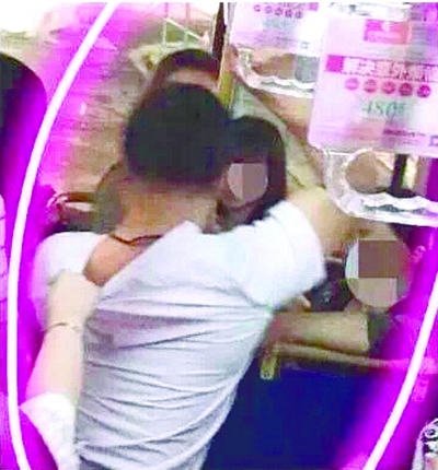 小媛大声质问该男子,并且报警、求助司机。到站后,该男子要下车,小媛和朋友与其扭打。