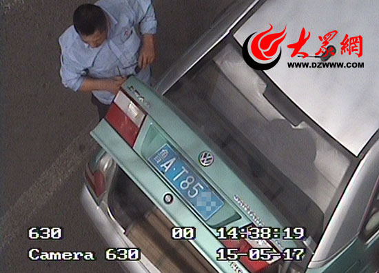 驾驶员长时间违法停车等客,躲避抓拍后备箱盖打开,但仍被多角度抓拍取证