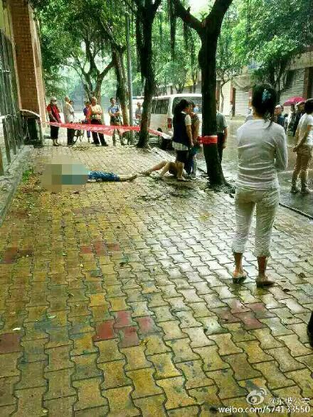 男童坠楼现场