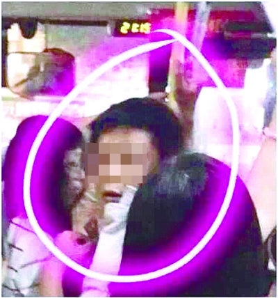 小媛称在公交车上遭遇性骚扰。身后这名男子身高168厘米左右,说长沙话。