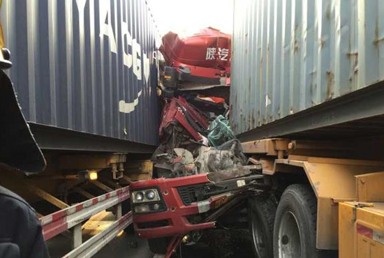 甬金高速2辆集装箱大货车相撞 1名司机当场死