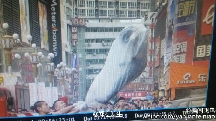 郑州二七广场友谊大厦墙缝现女尸 身体僵硬已