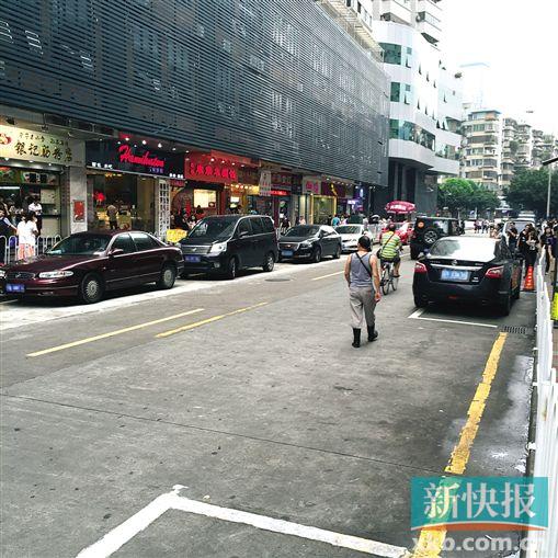 ■广利路没有咪表泊位一侧车辆停得更多。新快报记者牟晓翼/摄