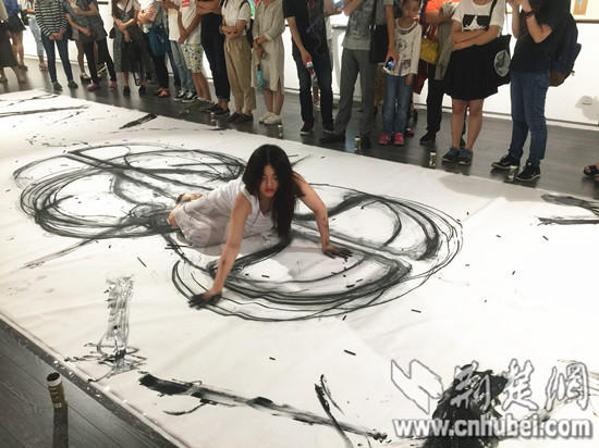 與大部分繪畫不同，行為藝術(shù)結(jié)合繪畫，只為隨著音樂與靈感尋找更多未知