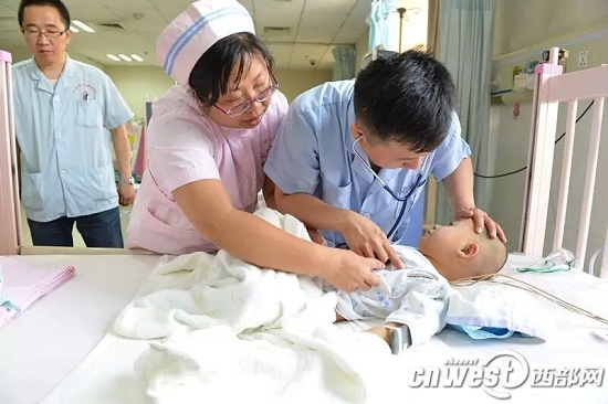 目前西安兒童醫(yī)院正在對(duì)墜井男童全力救治。