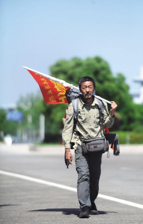 中国徒步第一人李长波抵达嘉兴 辞去公职走了