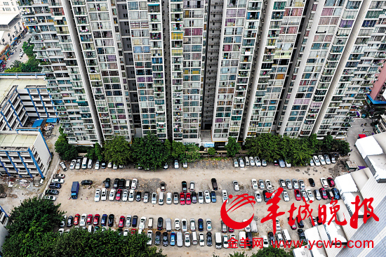 广州住宅小区车位一位难求已司空见惯 羊城晚报记者 宋金峪 摄