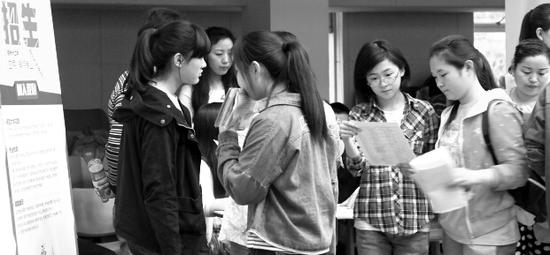 昨日的中招特長(zhǎng)生報(bào)名現(xiàn)場(chǎng)，吸引了不少特長(zhǎng)生報(bào)名