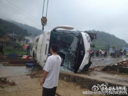 载50余名乘客旅游大巴在湖南侧翻致多人伤亡